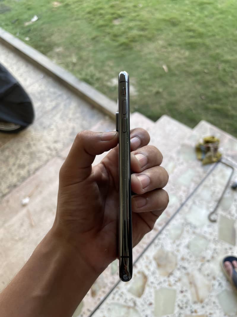 Apple iPhone X 4