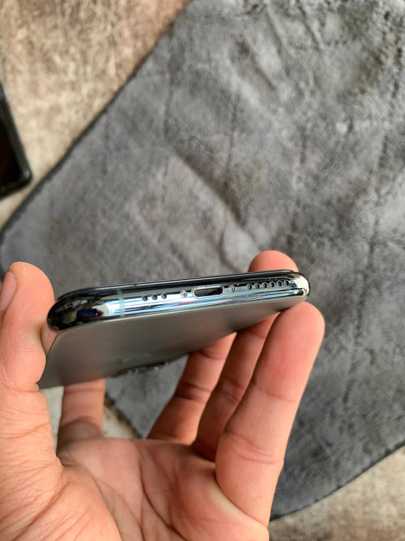 Apple iPhone 11 Pro 4