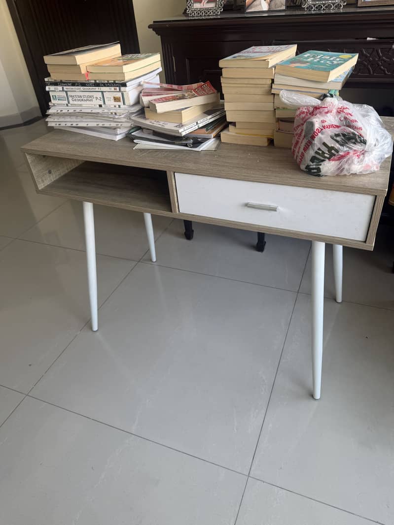 Study table in excellent condition 1