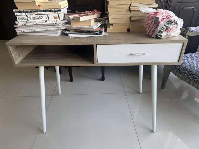 Study table in excellent condition 2