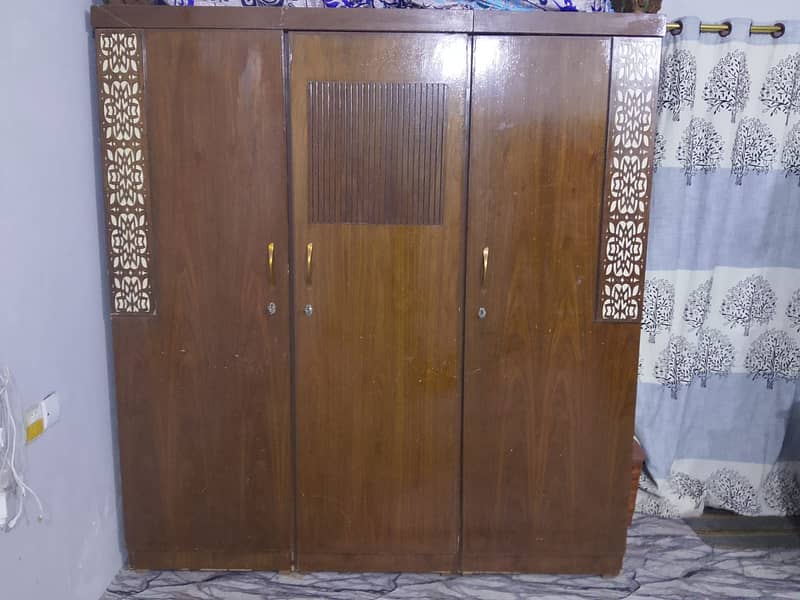 Almari . bed . Dressing . Divider 0