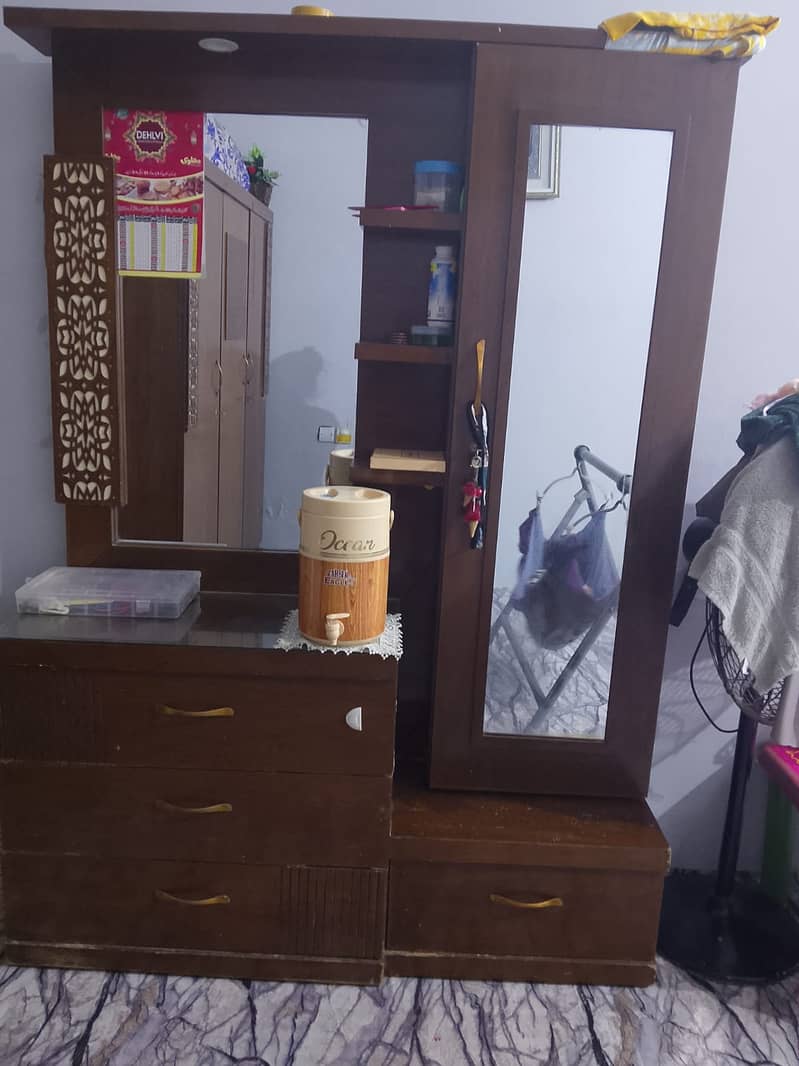 Almari . bed . Dressing . Divider 1
