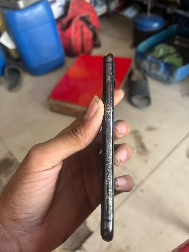 Apple iPhone X 4