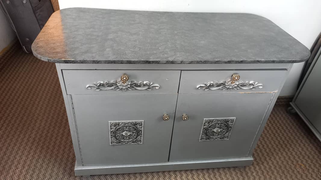 dressing table,iron stand,2 tables 0