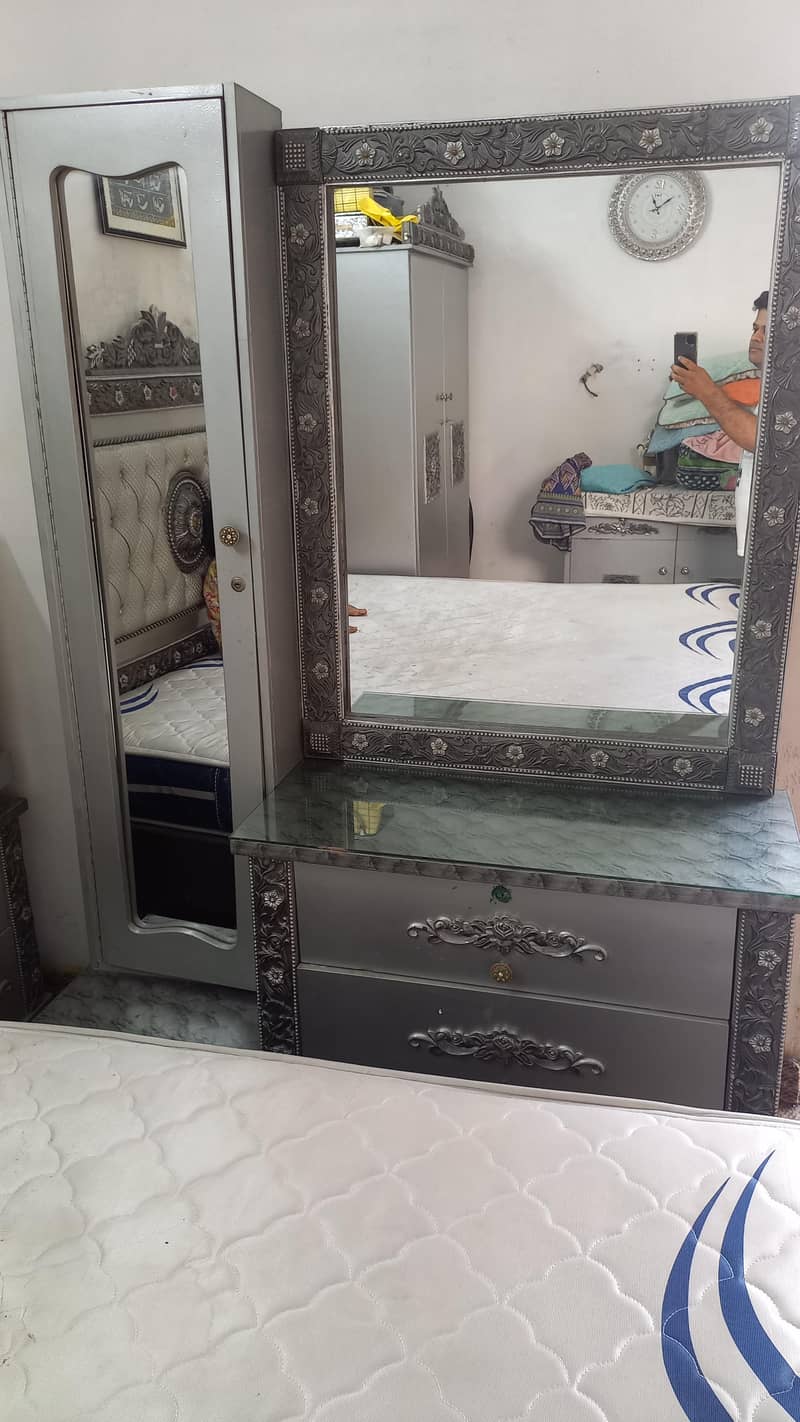 dressing table,iron stand,2 tables 1