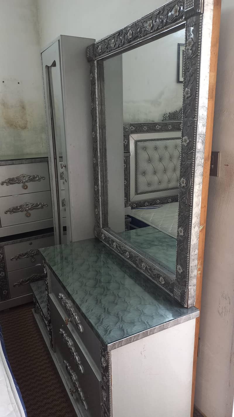 dressing table,iron stand,2 tables 5
