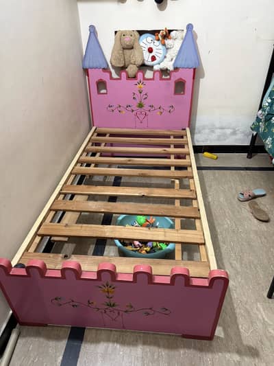 One single bed with mattress