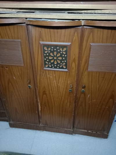 3 Door Cupboard/Almarii
