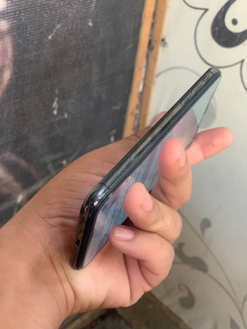 Apple iPhone XS 4