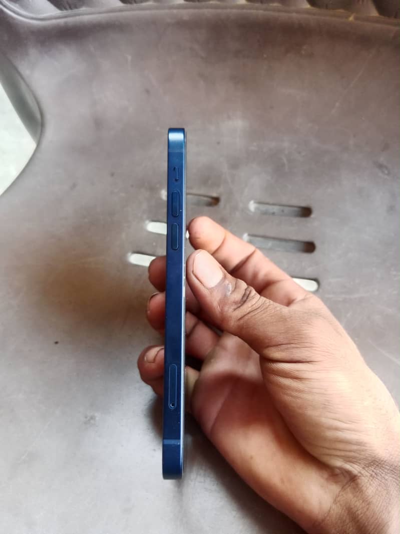 Apple iPhone 12 4