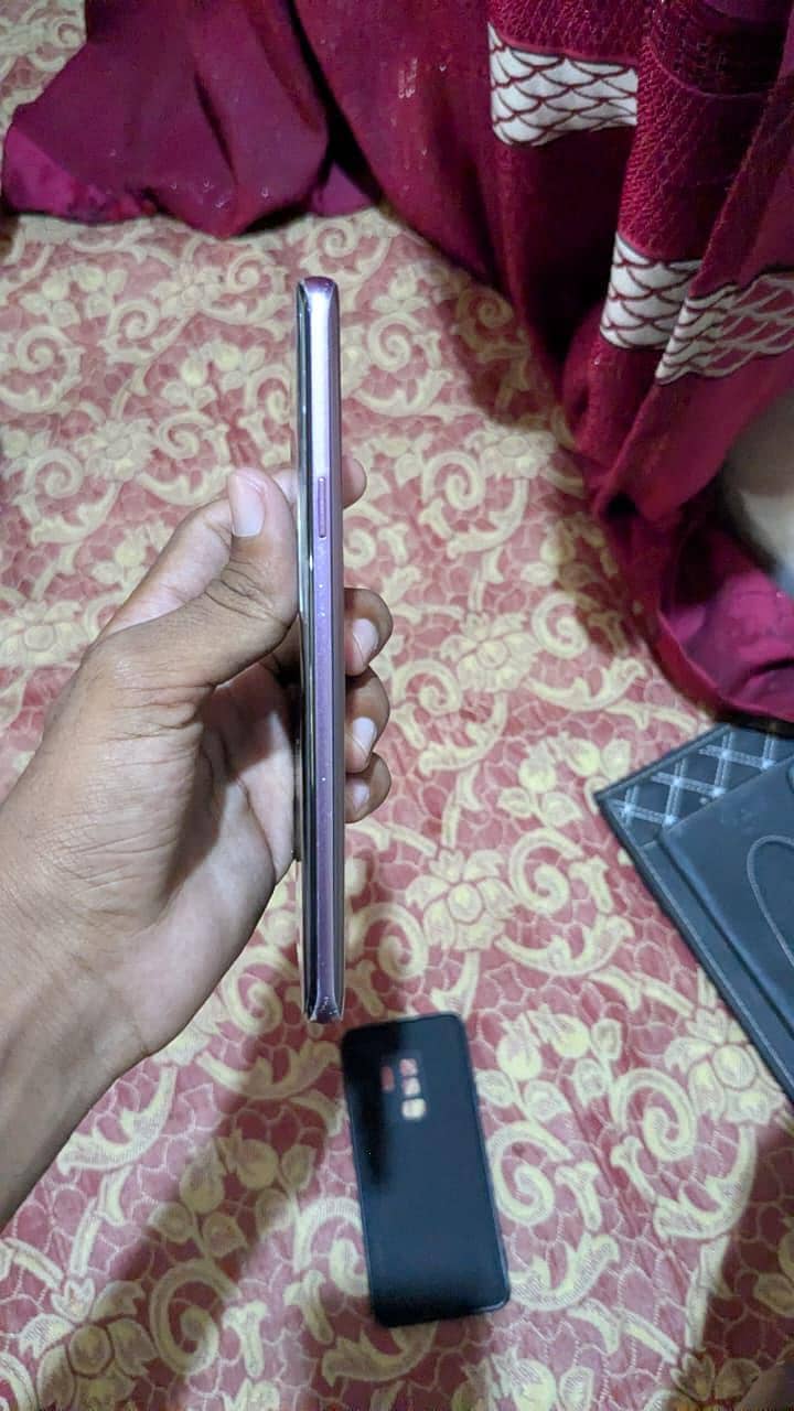 Samsung Mobile S9 Plus 4