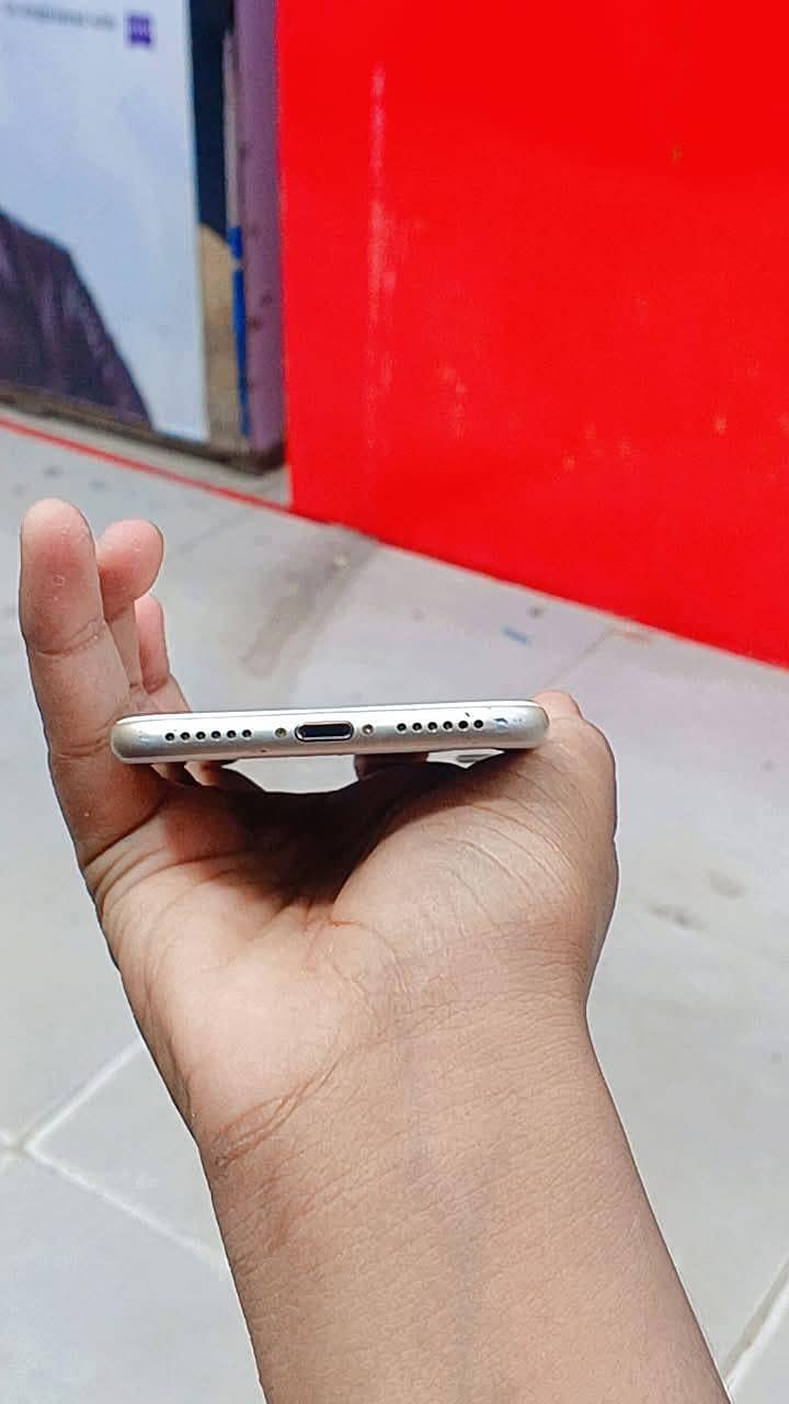 Apple iPhone 7 3