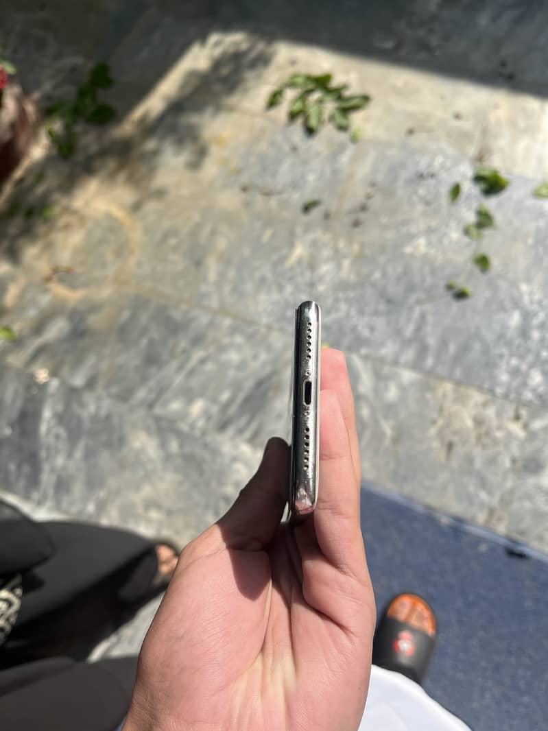 Apple iPhone X 4