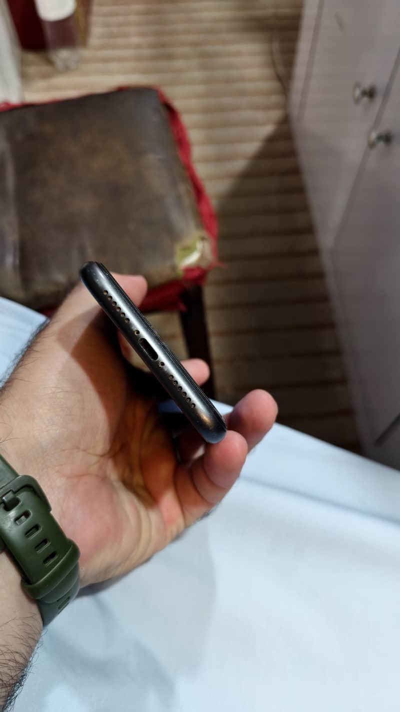Apple iPhone 11 4