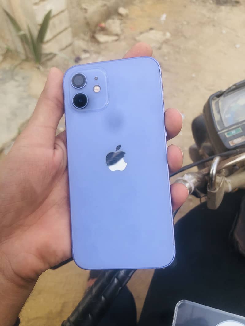 Apple iPhone 12 4