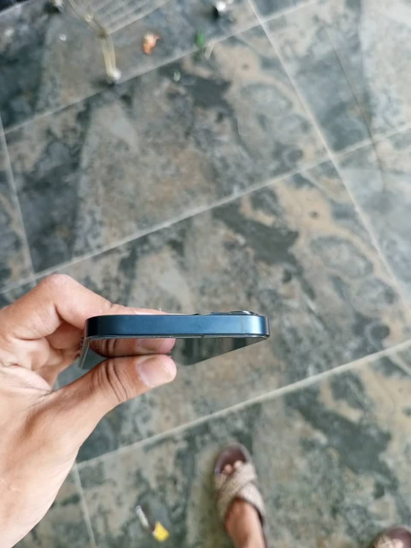 Apple iPhone 13 4