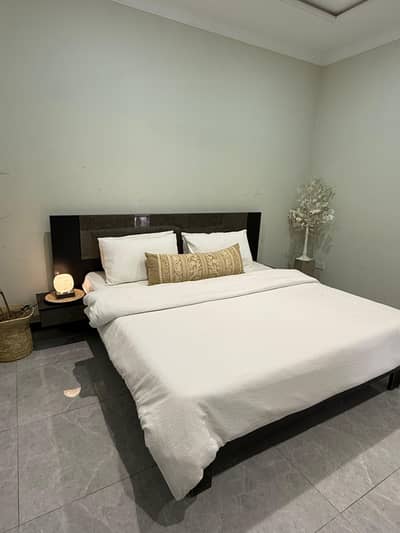 Used Habitt Novak Bed Set with Dressing Table and Mirror – King Size