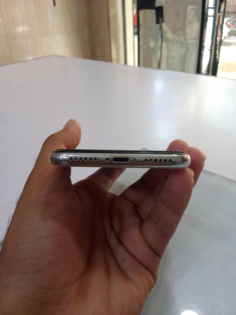 Apple iPhone X 4