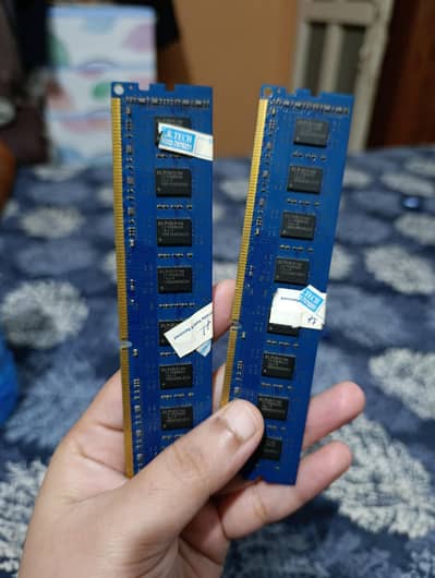 New 2gb ram card 2 available total Dono KO Mila kr 4 GB he working . .