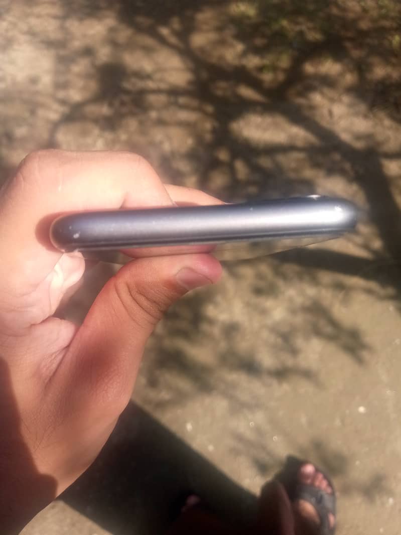 Apple iPhone 11 3