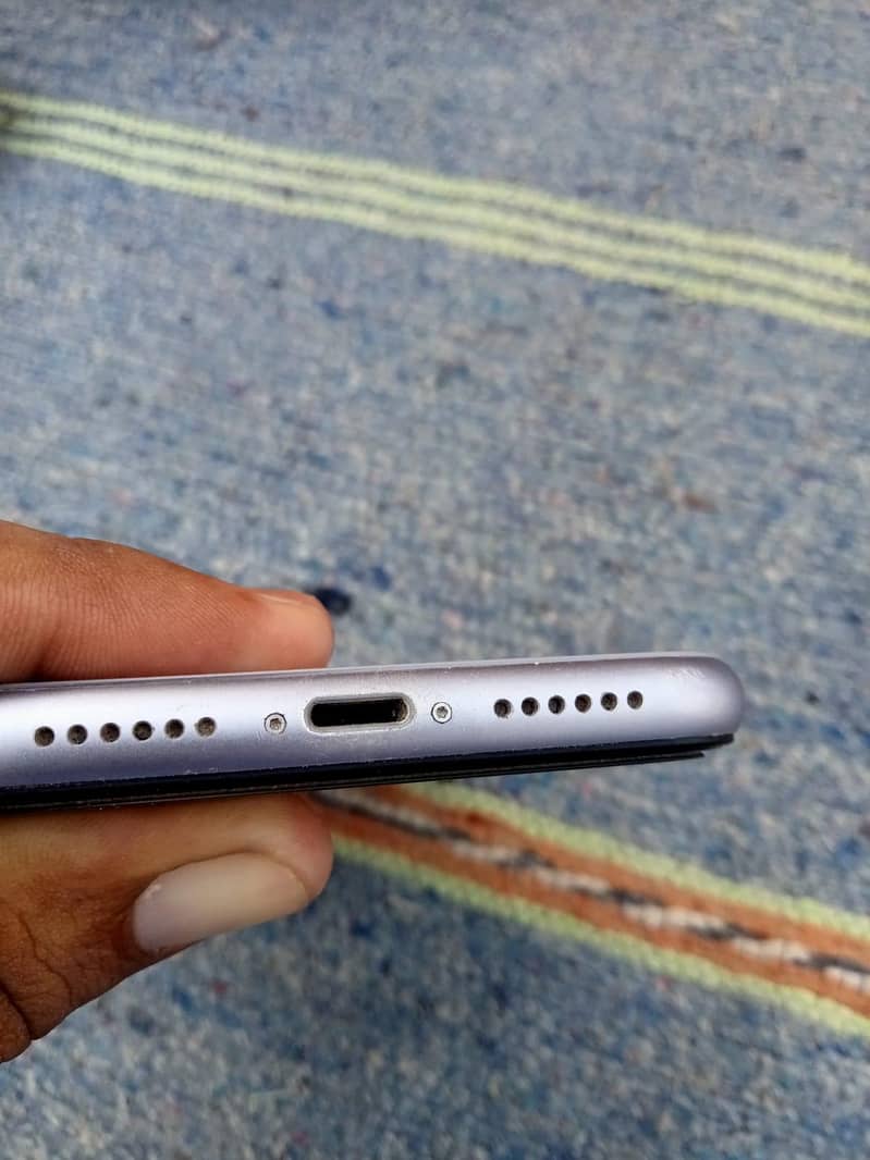 Apple iPhone 11 4
