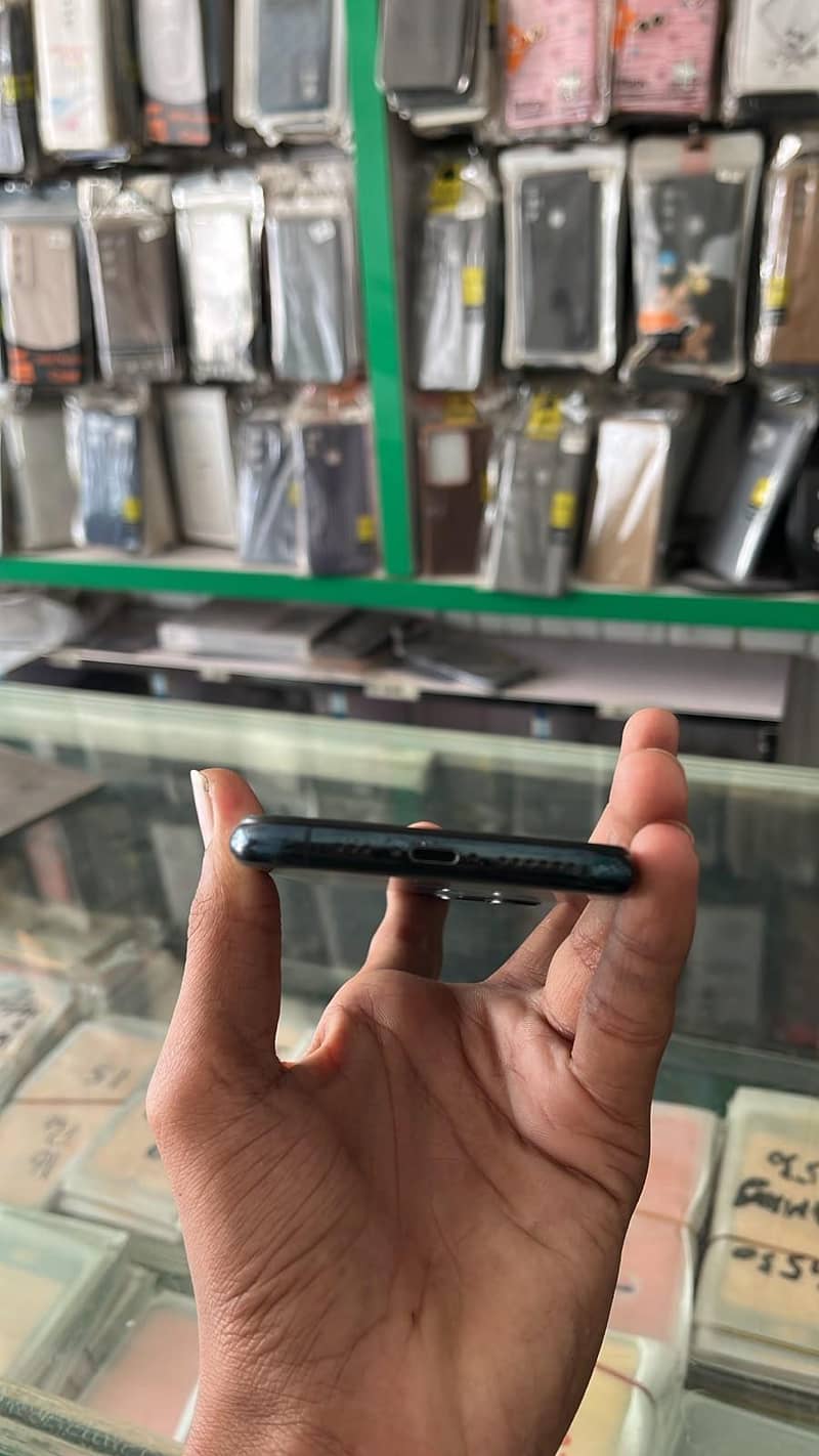 Apple iPhone 11 Pro 4