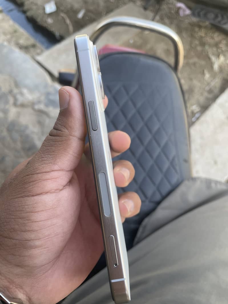 Apple iPhone 15 Pro Max 2