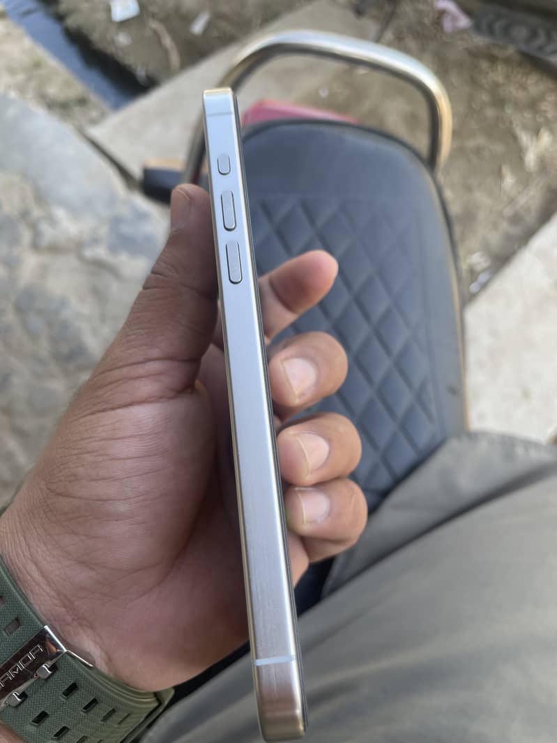Apple iPhone 15 Pro Max 3