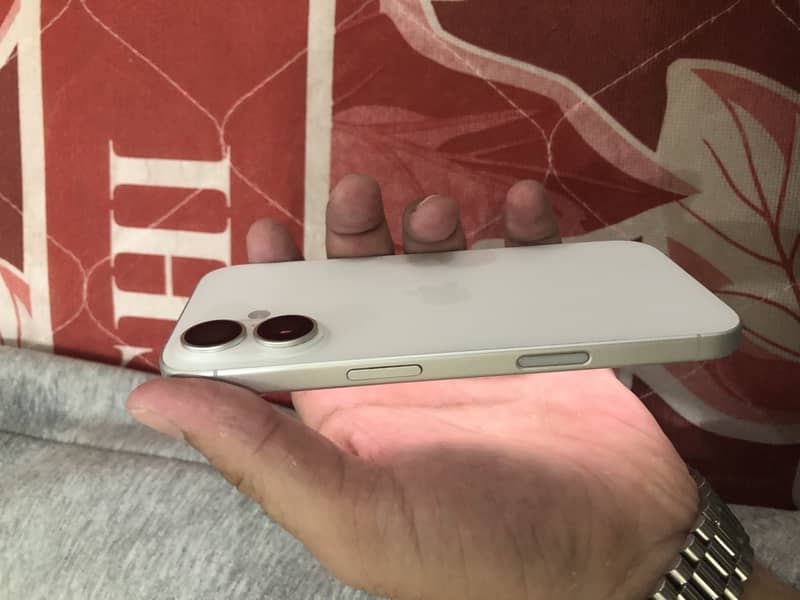 Iphone 16 middle east version 4