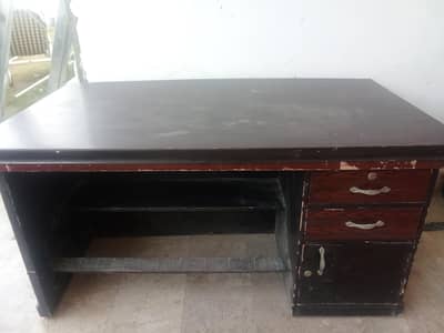 Office table in good condition at reasonable price