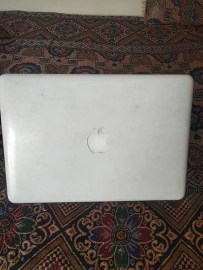 MacBook 2009 White Colour Good Condition