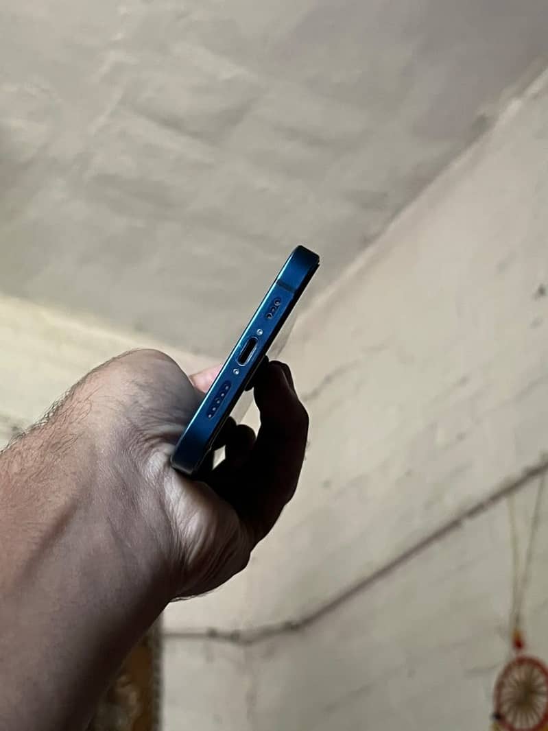 Apple iPhone 12 4