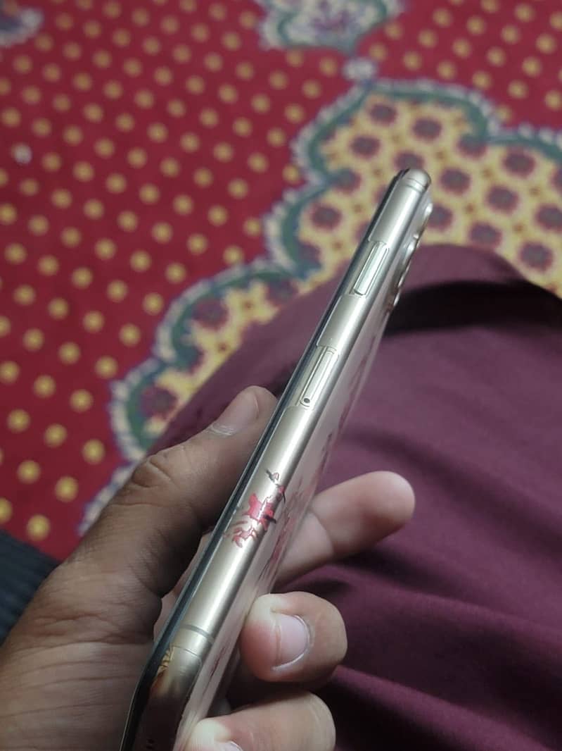 Apple iPhone 11 Pro Max 4