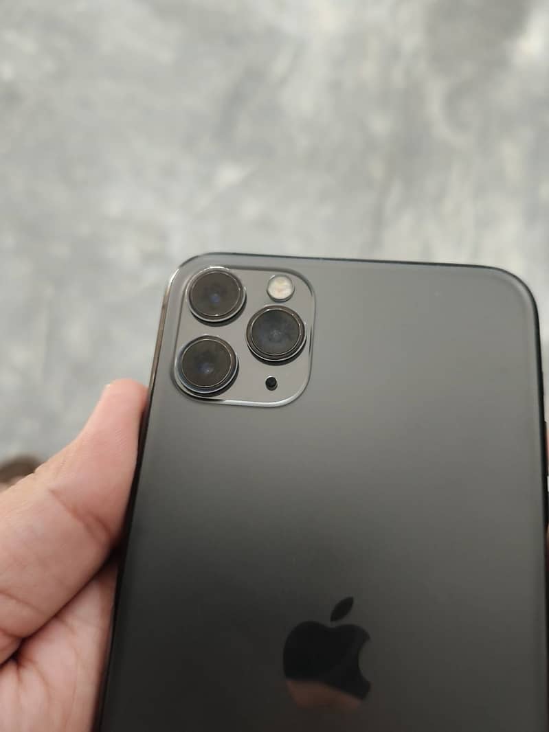 Apple iPhone 11 Pro Max 4