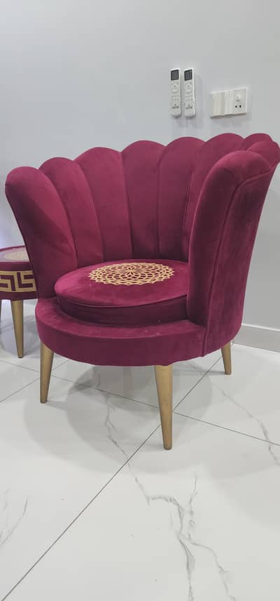 living room chairs and table