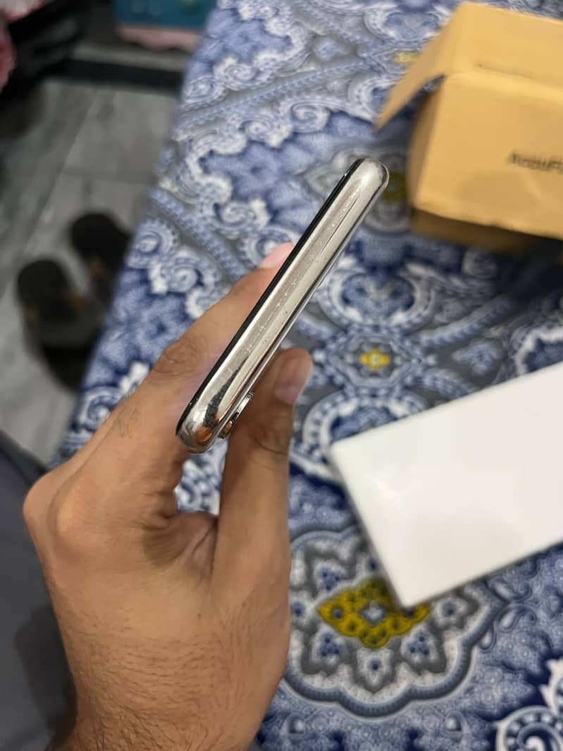 Apple iPhone X 4