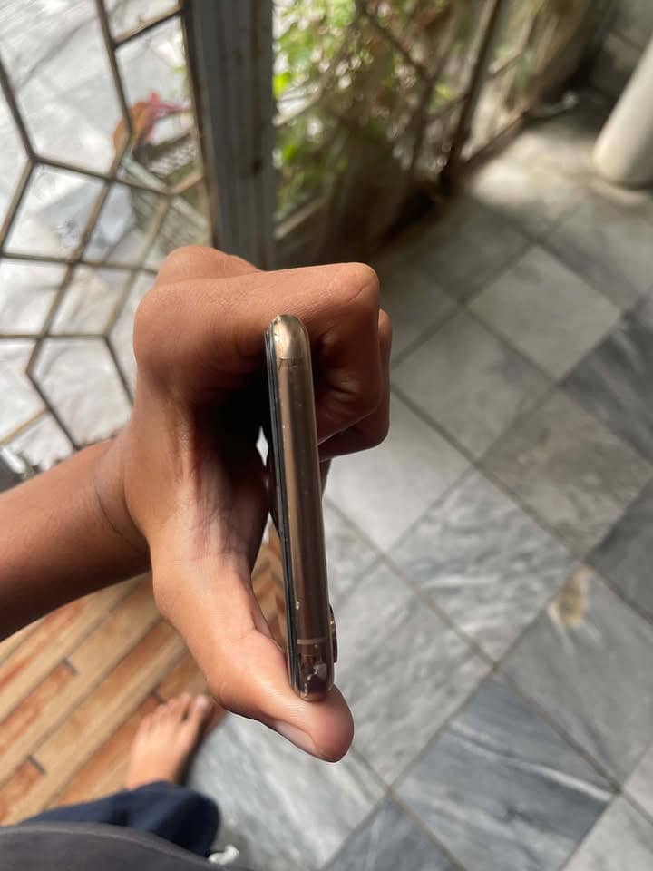 Apple iPhone XS Max 3