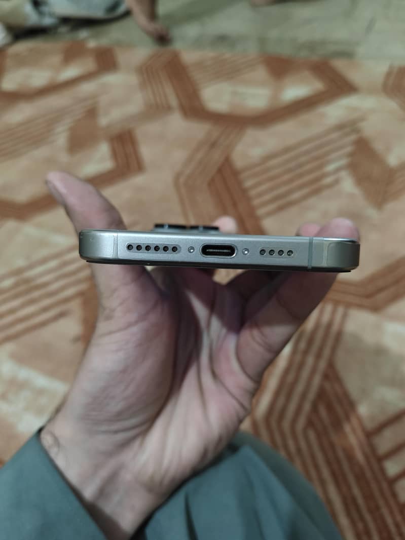 Apple iPhone 15 Pro Max 4