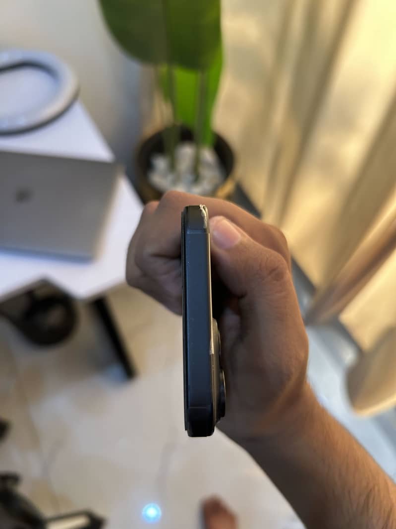 Apple iPhone 15 4