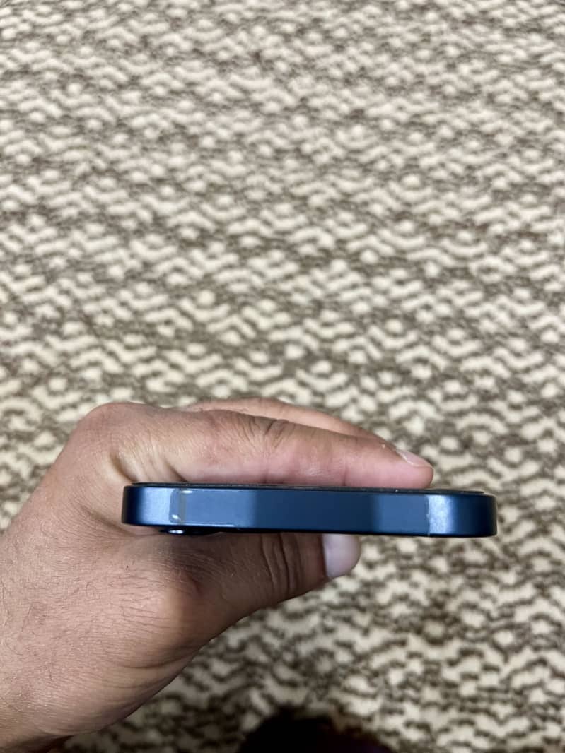 Apple iPhone 12 4