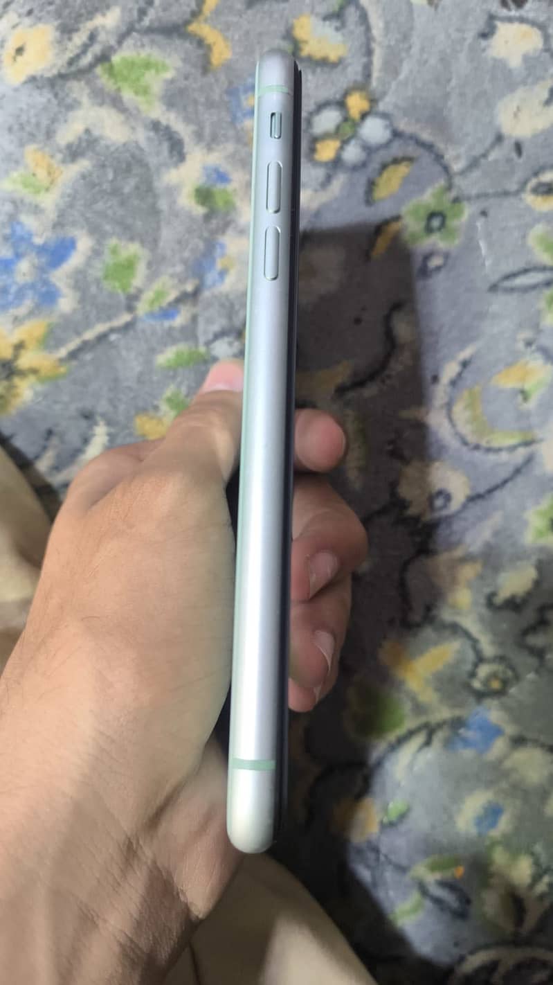 Apple iPhone 11 4