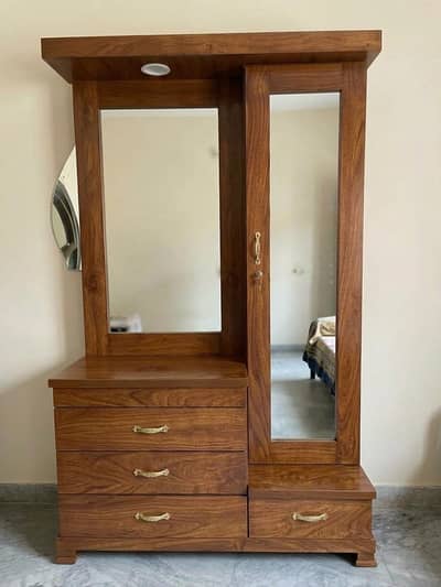 Solid Wooden Dressing Table in Excellent Condition |Big Mirror&storage