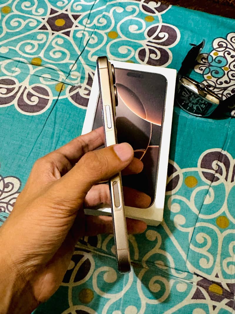 Apple iPhone 16 Pro Max 2
