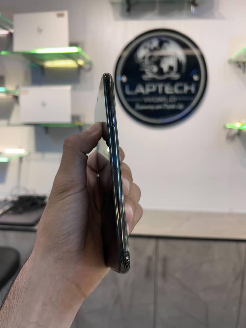 Apple iPhone 11 Pro Max 2