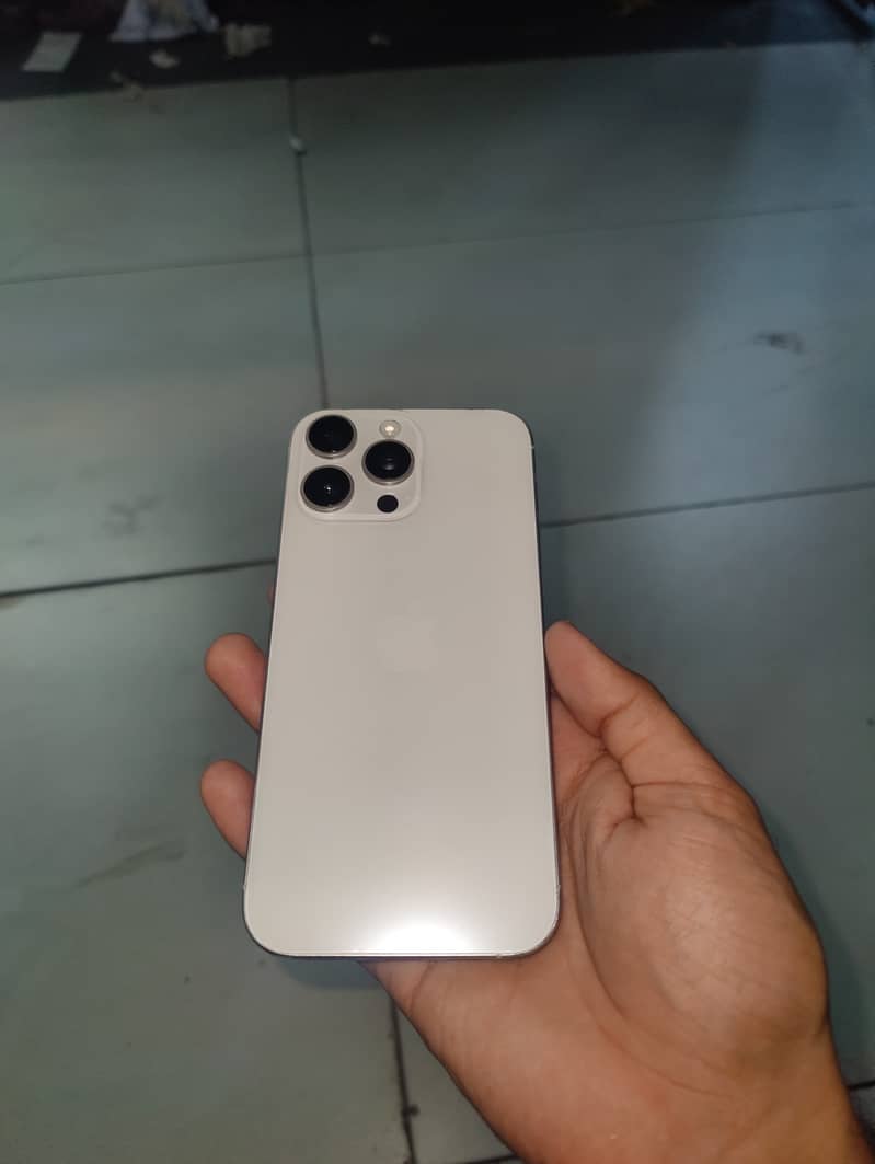 Apple iPhone 16 Pro Max 1