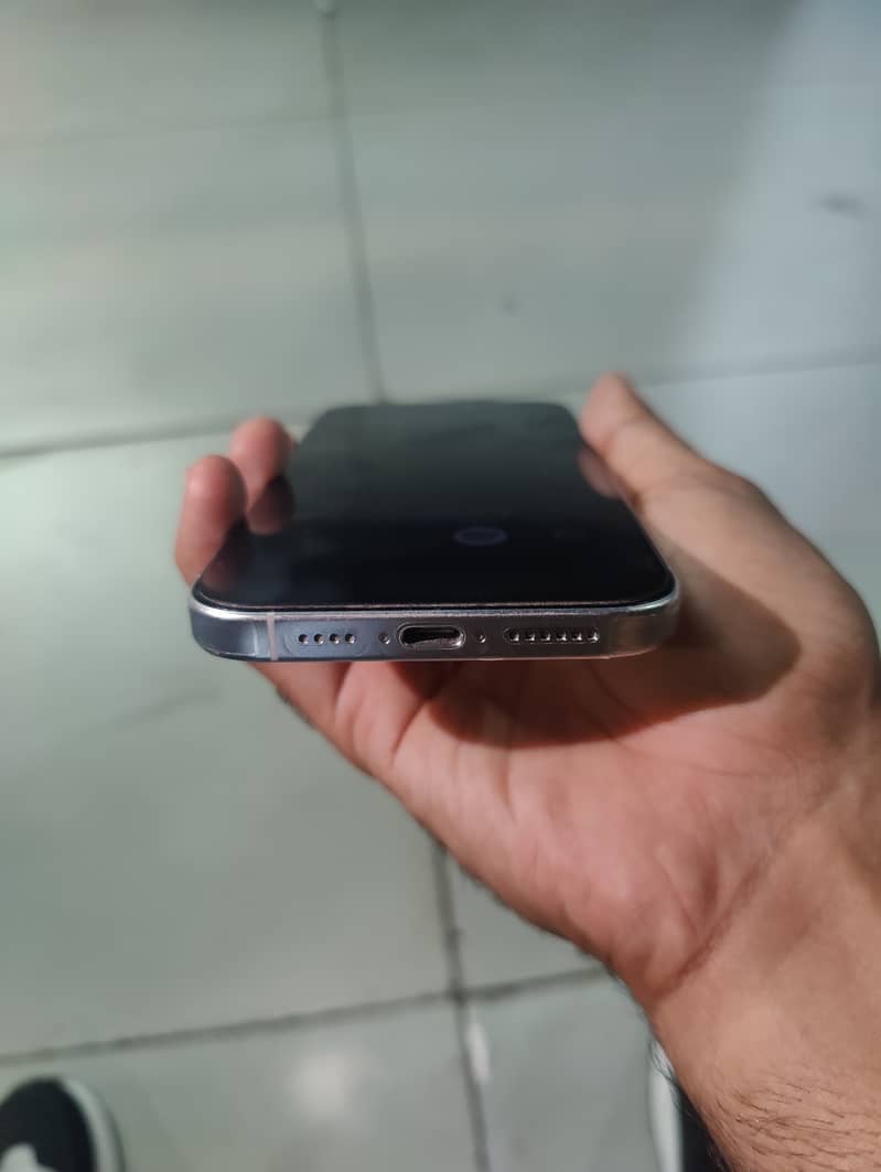 Apple iPhone 16 Pro Max 2