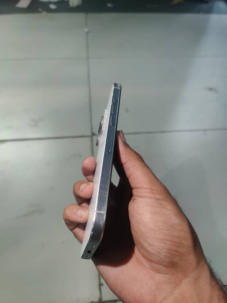 Apple iPhone 16 Pro Max 4