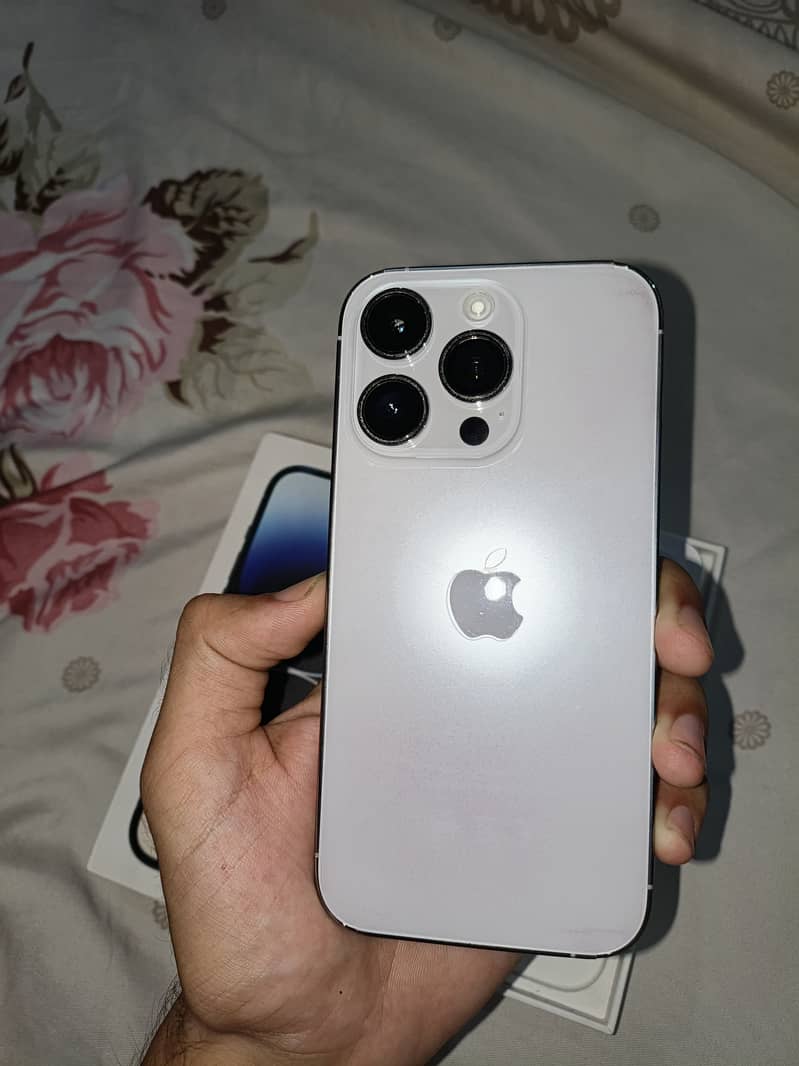 Iphone 14 pro with box 1