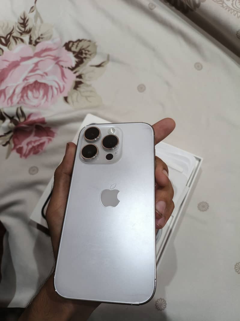 Iphone 14 pro with box 2