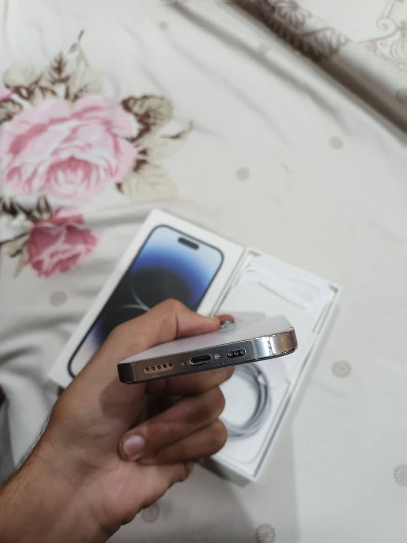 Iphone 14 pro with box 9